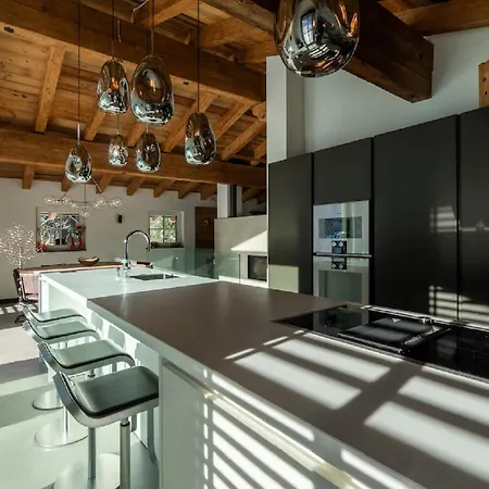 Exquisite Contemporary Chalet Recently Completed Apartmán *