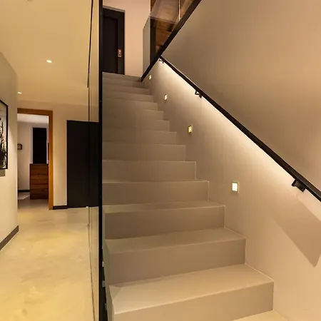 Exquisite Contemporary Chalet Recently Completed Apartmán *